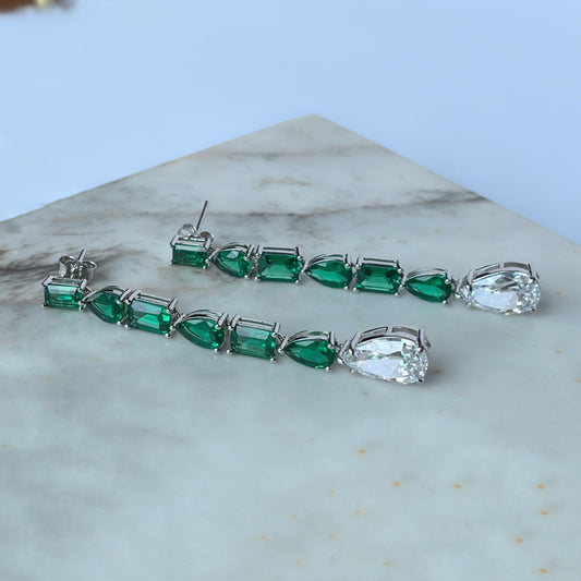 Aretes largos de plata con circones verde esmeralda y circonita gota