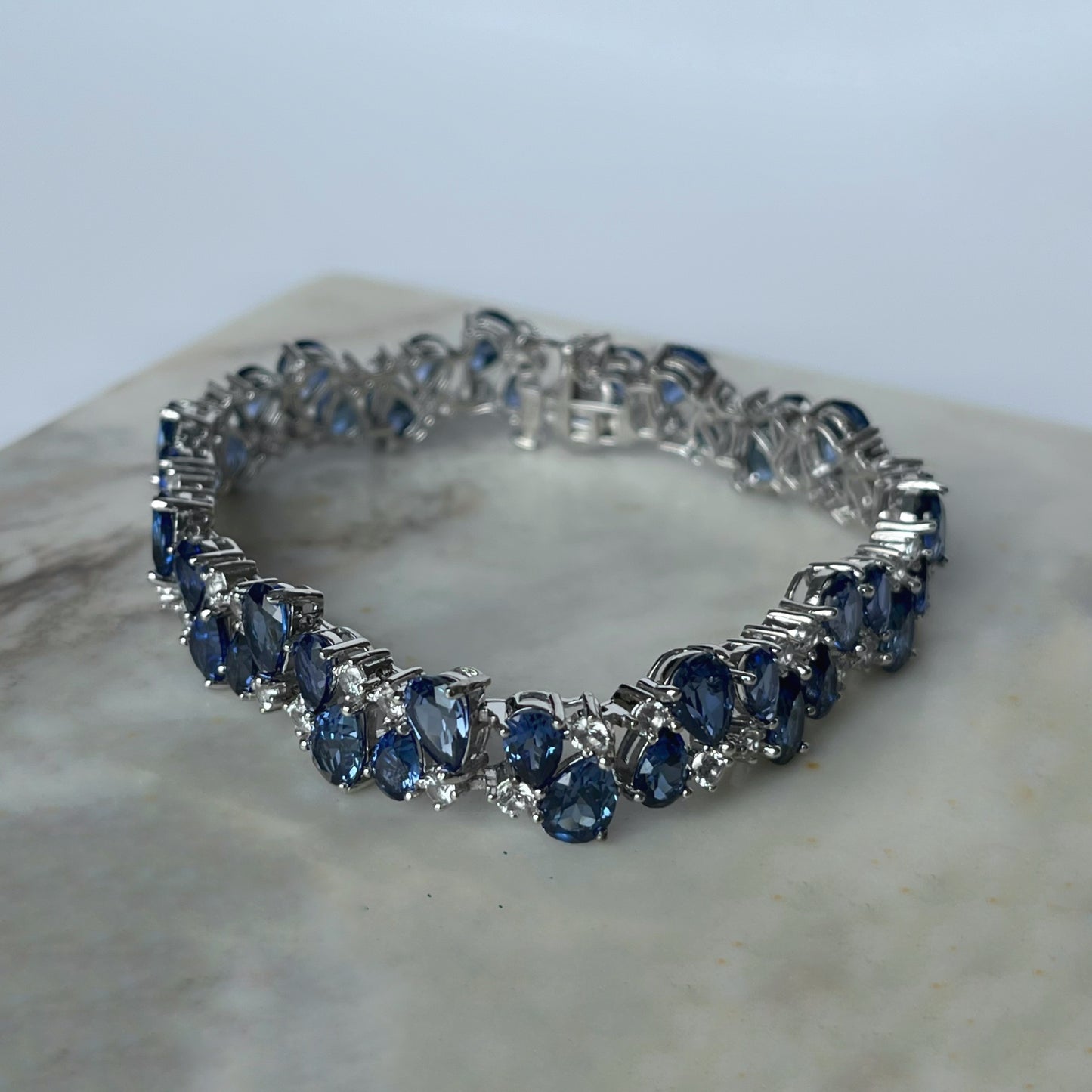 Pulsera de plata con zafiros blancos y azul de laboratorio