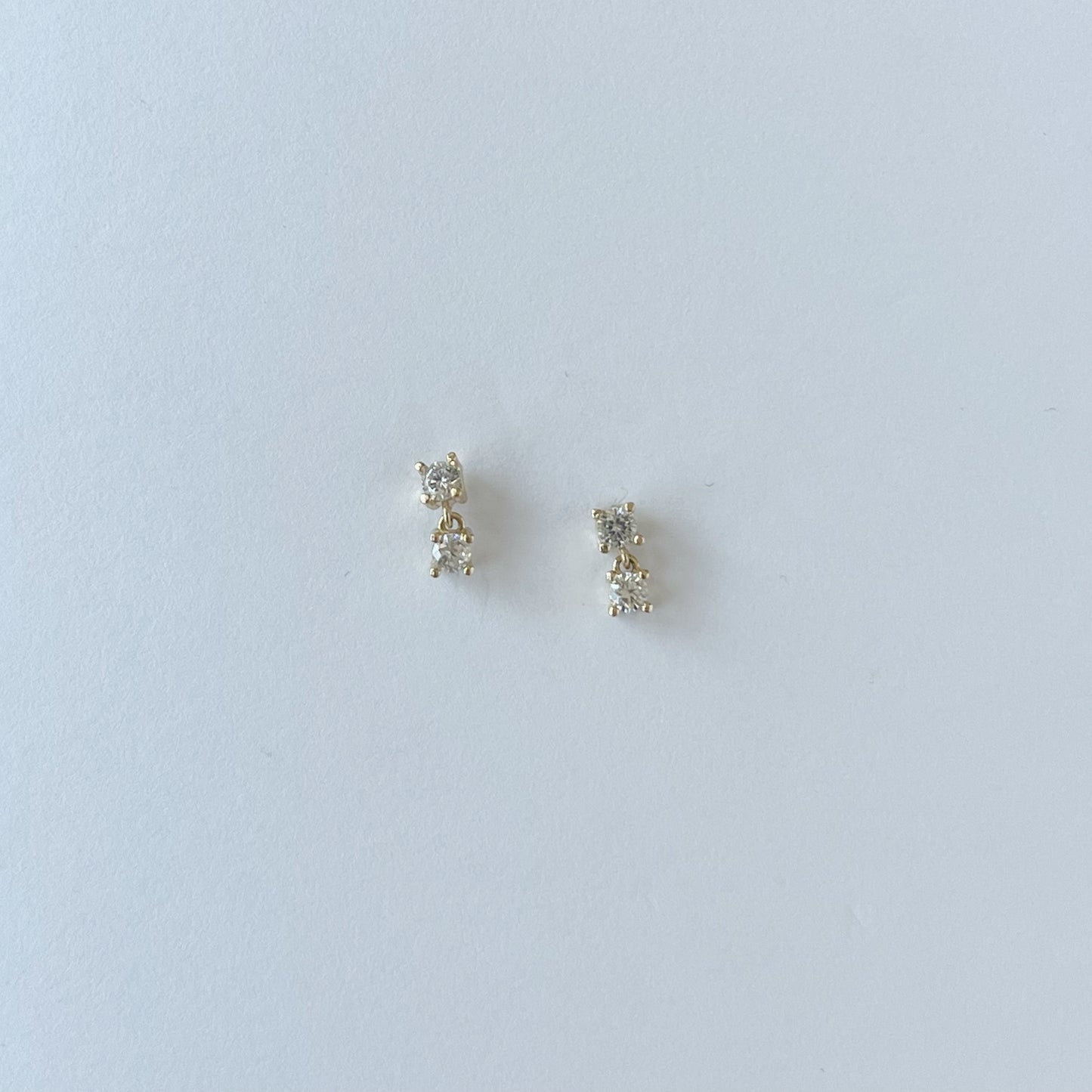 Aretes en oro amarillo de 14K con doble circonita colgante con tope rosca