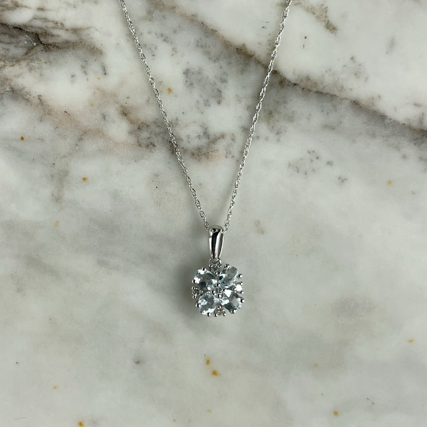 Collar en oro blanco 10k con flor de aquamarina y diamantes 0.06ct