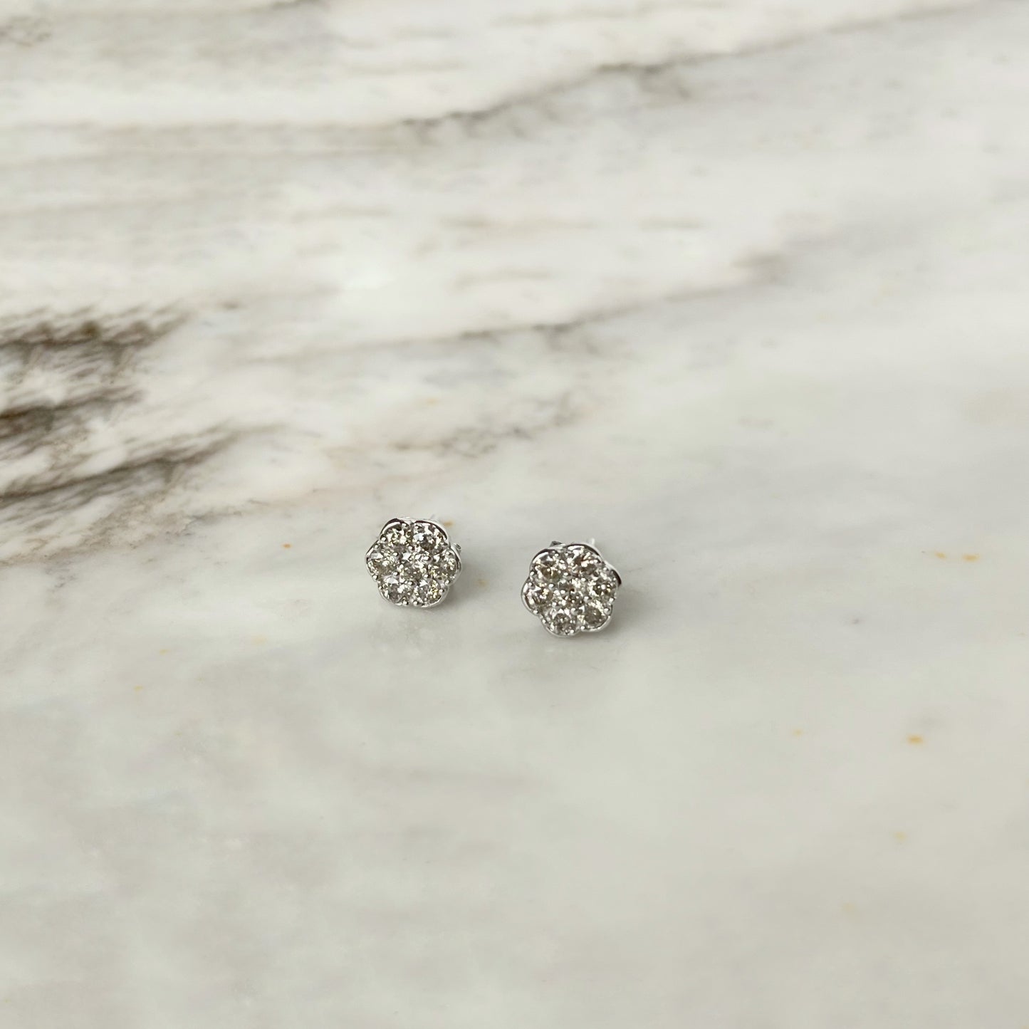 Aretes en oro blanco 10k con cluster flor de diamantes de 0.50ctw
