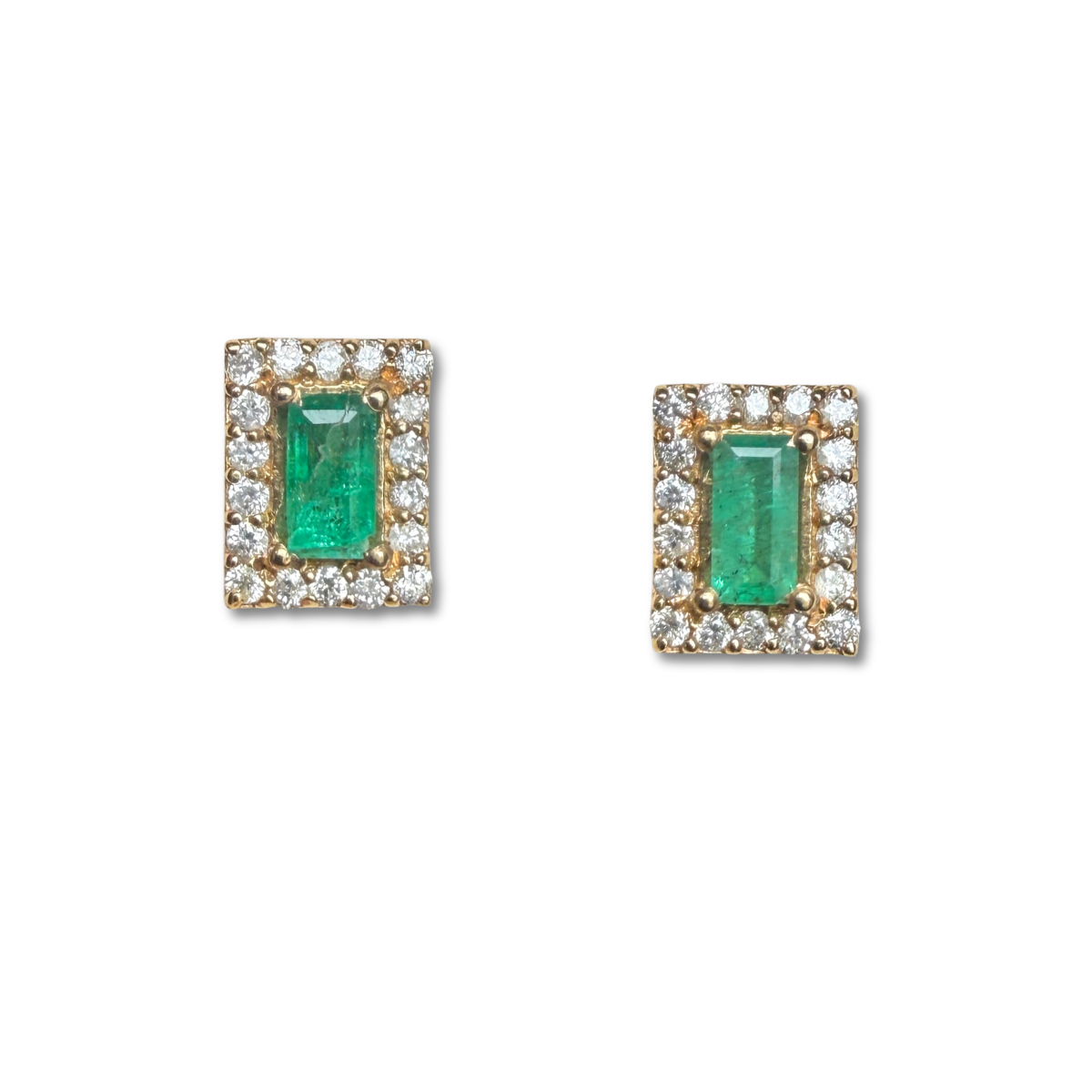Aretes en oro amarillo 14k con esmeraldas corte esmeralda 0.5 ctw y halo de diamantes 0.58ctw