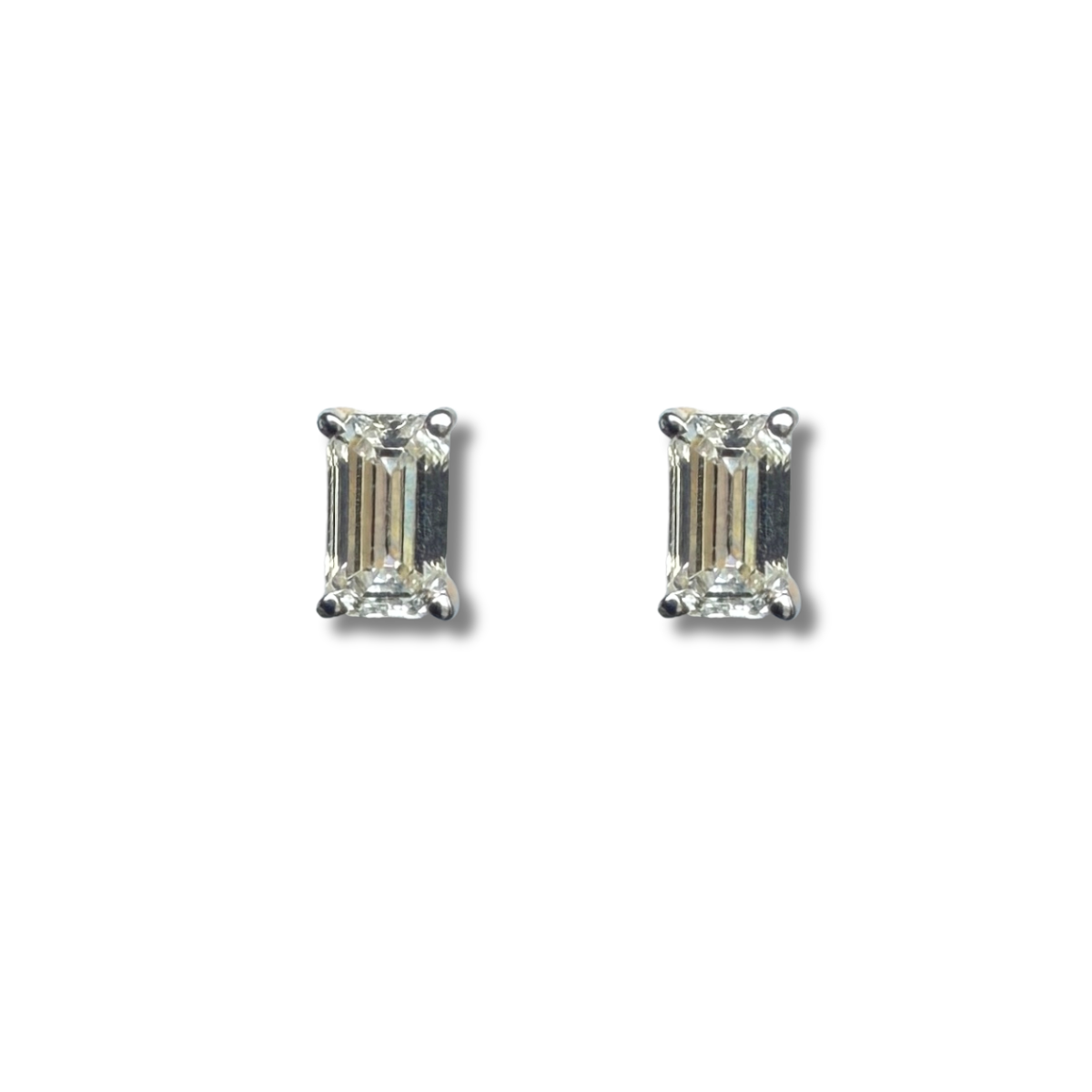 Aretes de plata con baño de oro amarillo studs de diamantes corte esmeralda de laboratorio 0.60ctw