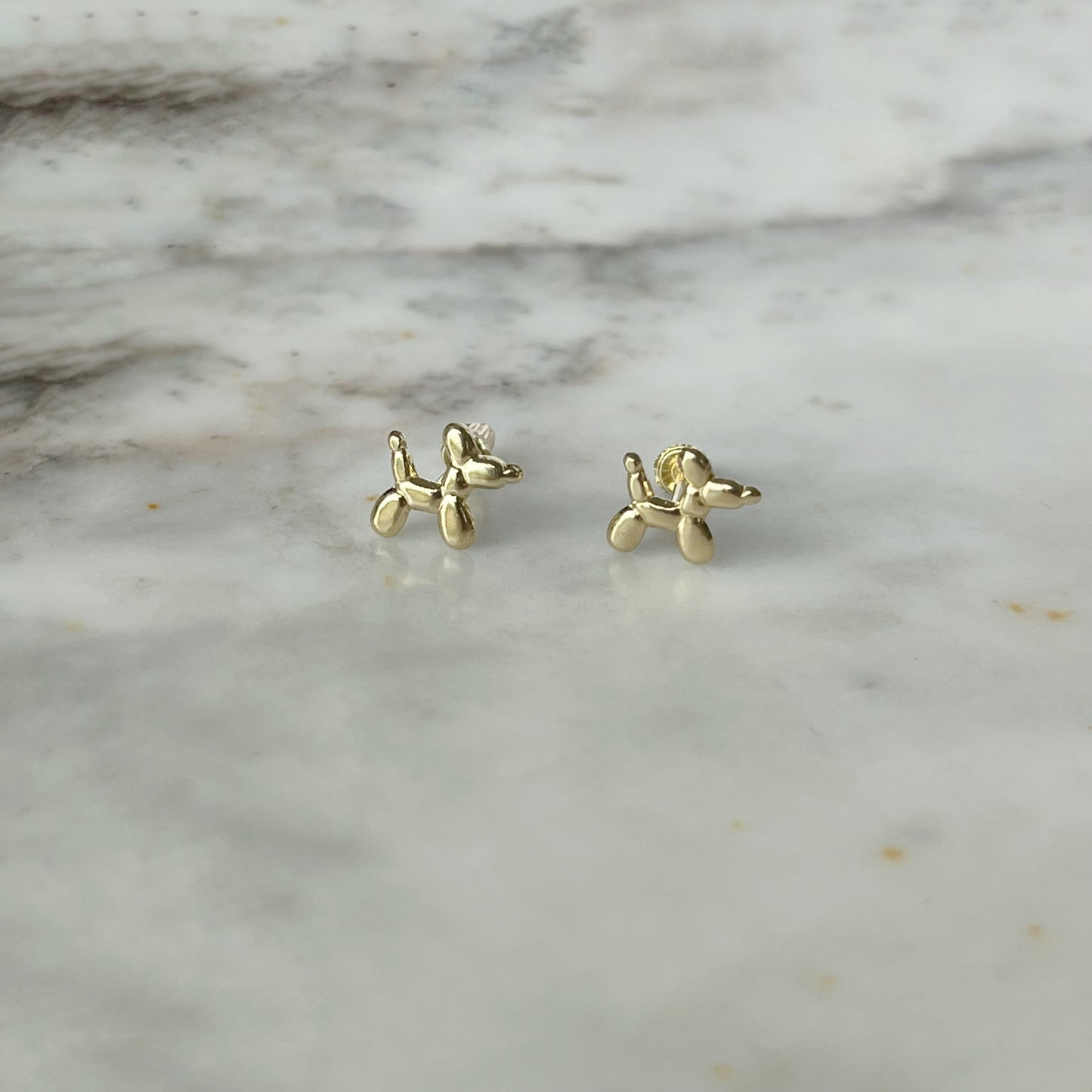 Aretes en oro amarillo de 14K con perritos con tope rosca