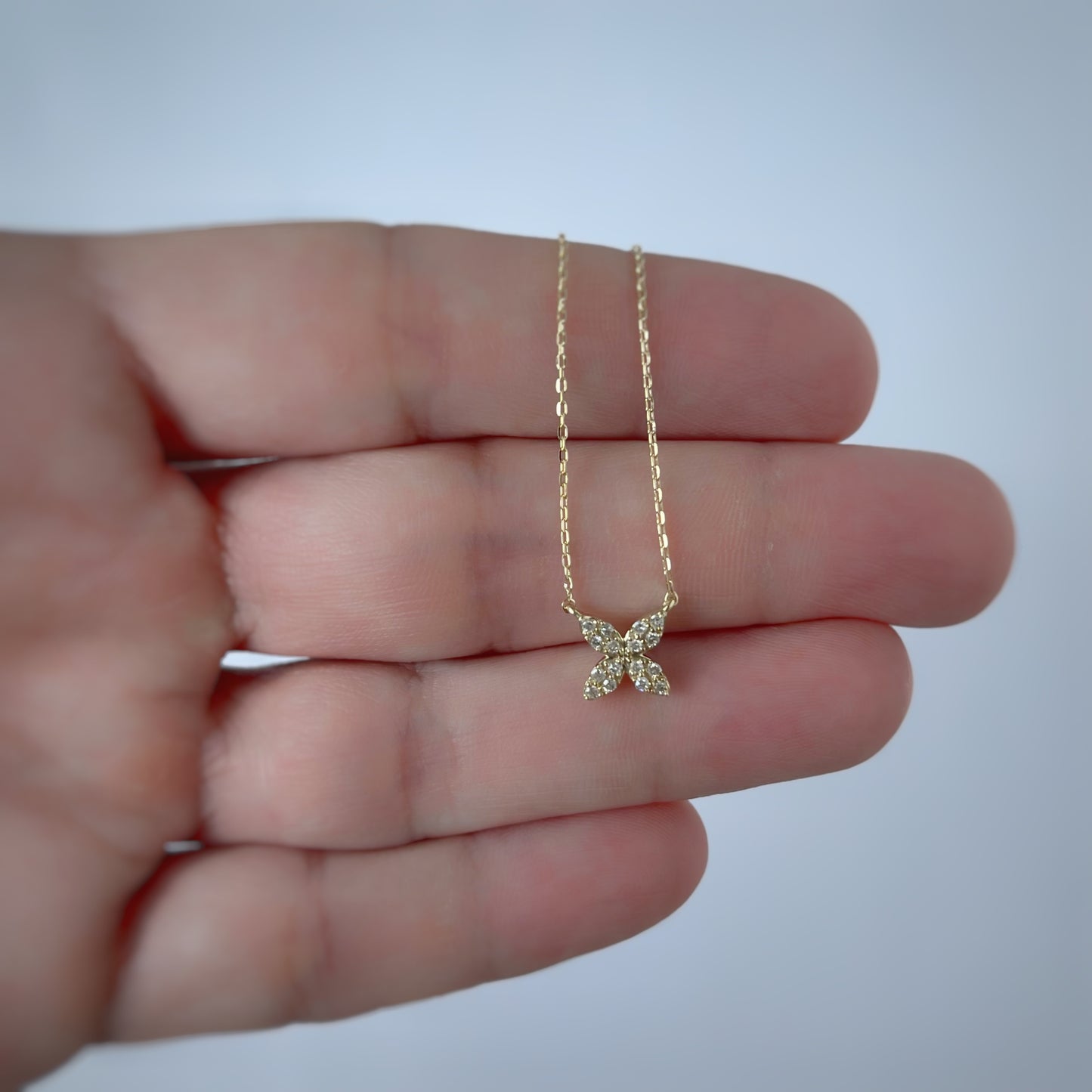 Collar en oro amarillo de 10k con flor de cuatro pétalos de diamantes 0.11ctw