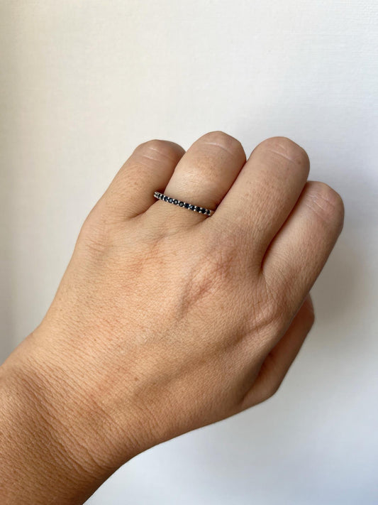 Anillo medio cintillo de zafiros en oro blanco 10k