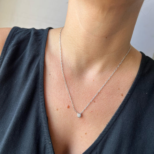 Collar de plata con dije redondo y diamante de laboratorio