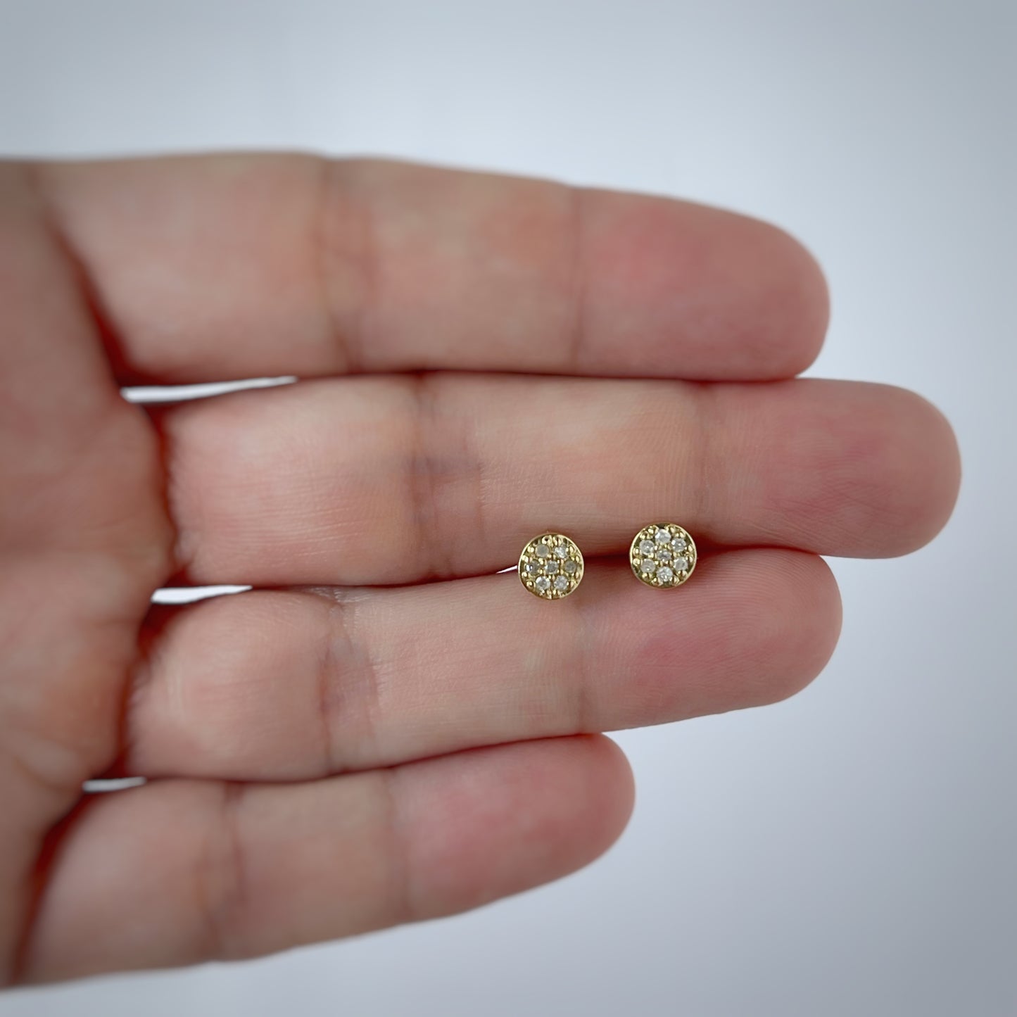 Aretes mini círculos de oro amarillo 10k con diamantes 0.08ctw