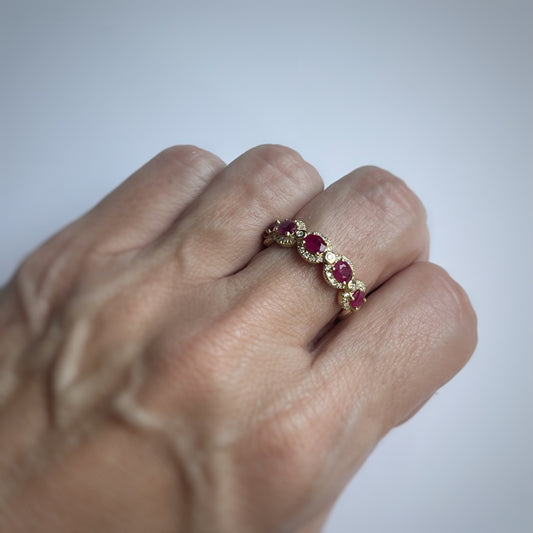 Anillo en oro amarillo 14k con rubíes ovalados y halo de diamantes 0.35ctw
