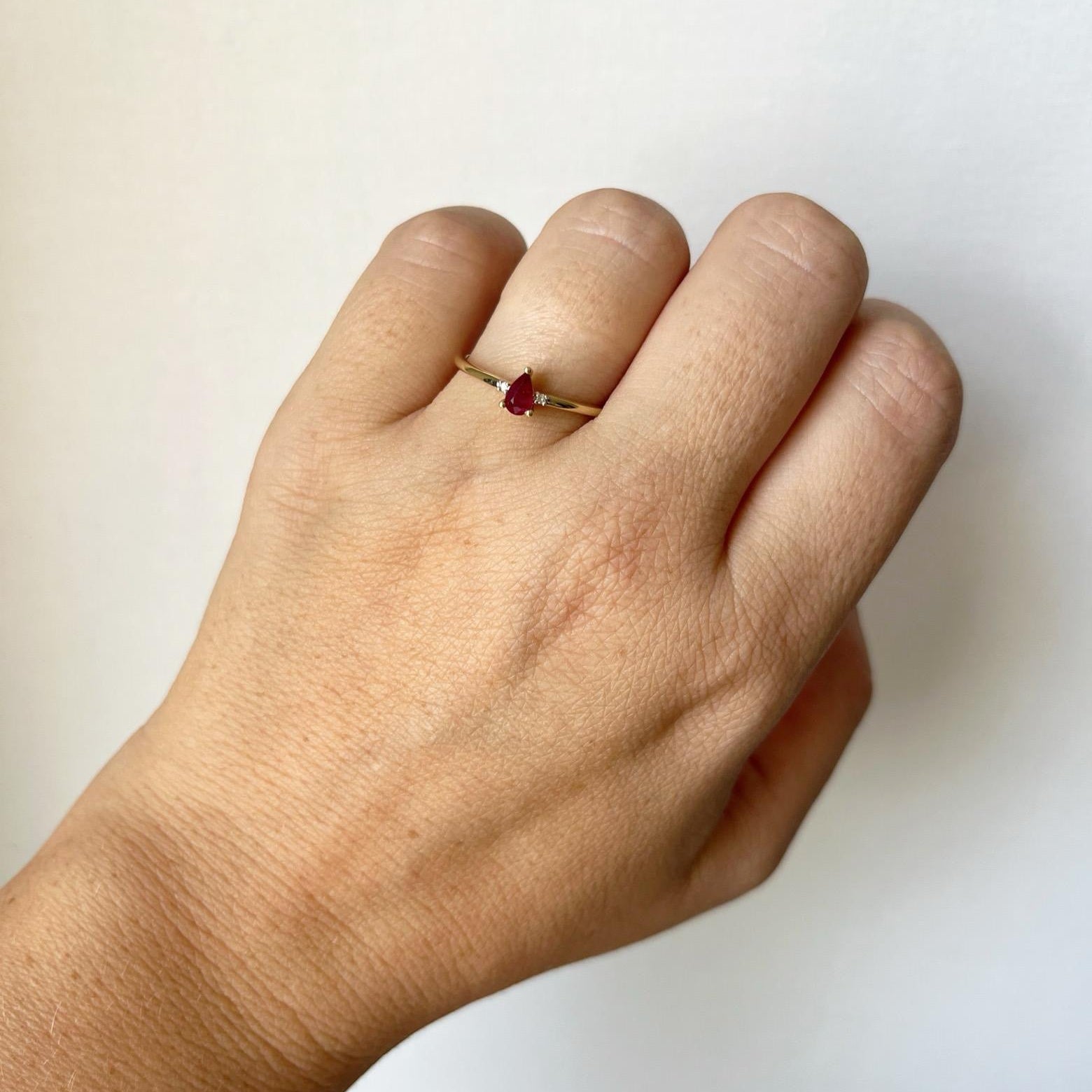 Anillo en oro amarillo 10k con rubí corte pera y diamantes