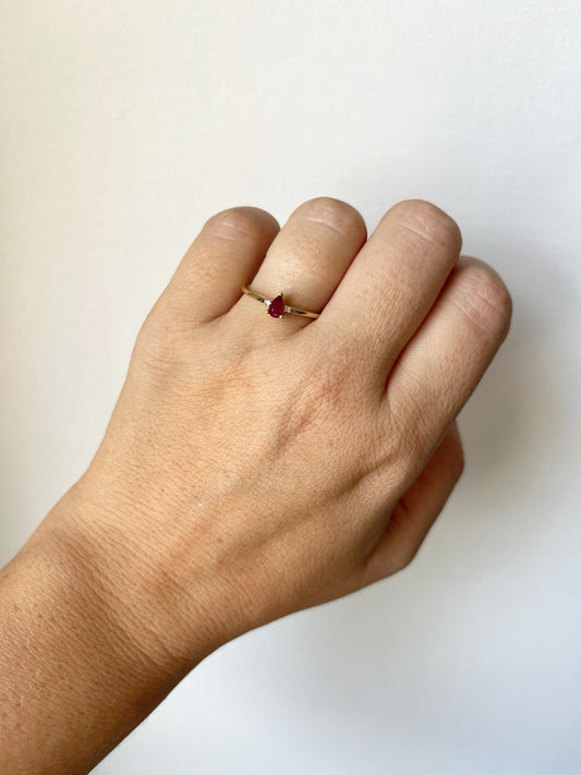 Anillo en oro amarillo 10k con rubí corte pera y diamantes