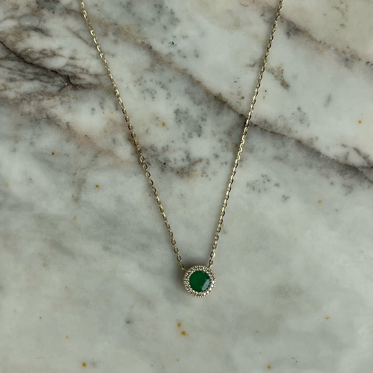 Collar en oro amarillo 14k con esmeralda redonda y halo de diamantes 0.06ctw