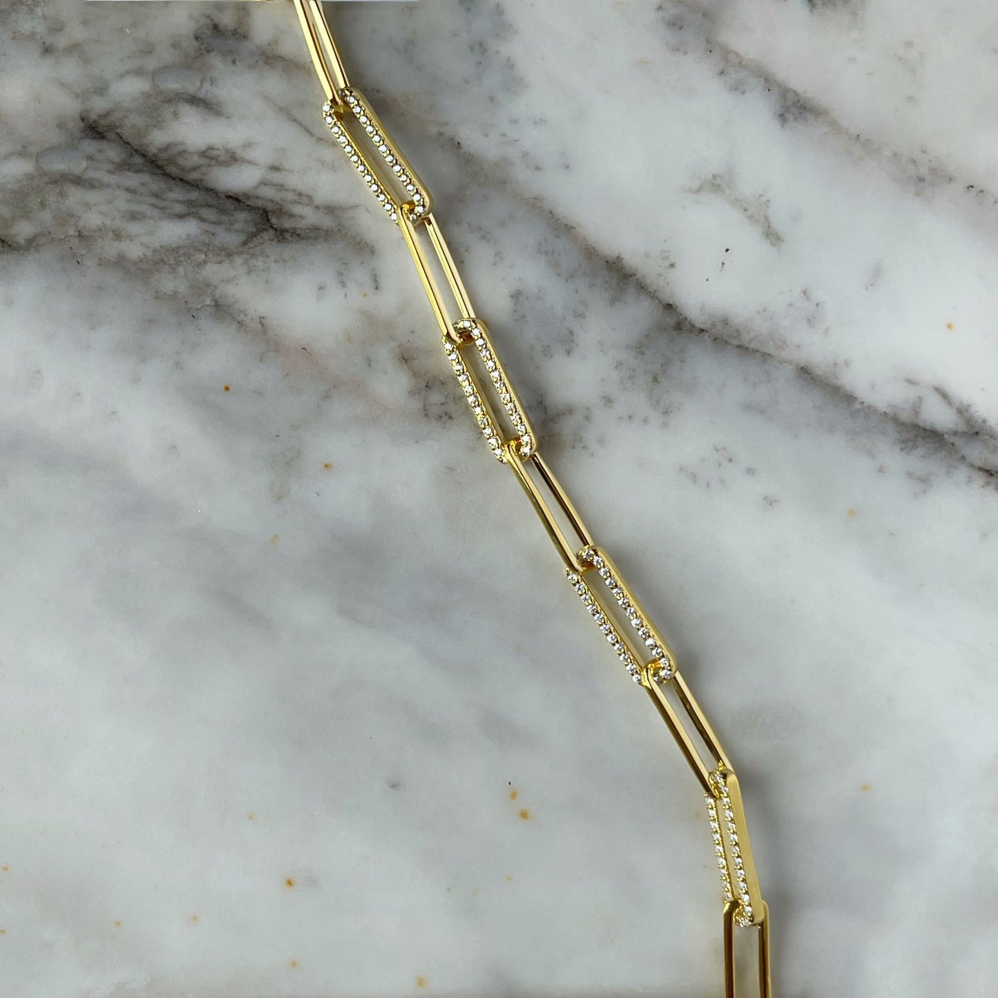 Pulsera de plata Paloma paper clip con circonitas en baño de oro amarillo