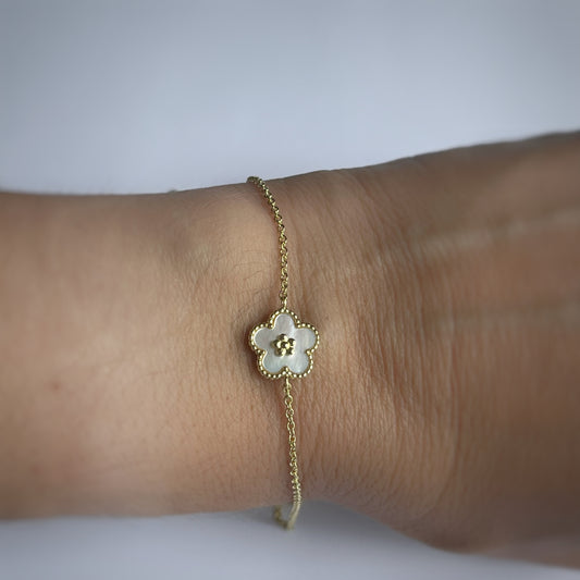 Pulsera de plata con baño de oro amarillo con flor de madreperla