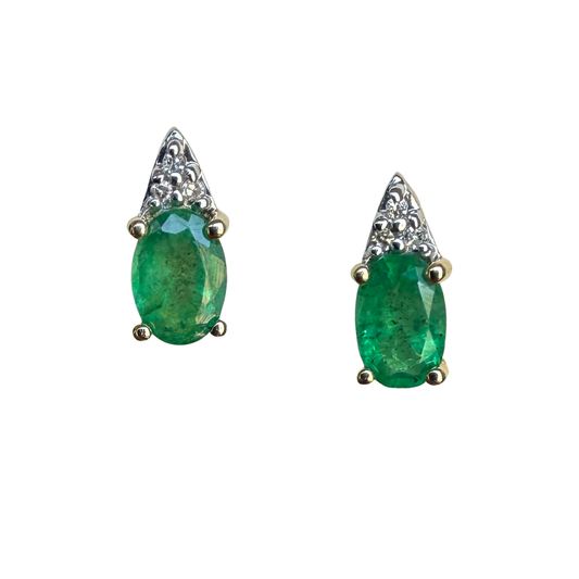 Aretes en oro amarillo 10k con esmeralda ovalada y 3 diamantes 0.03ctw