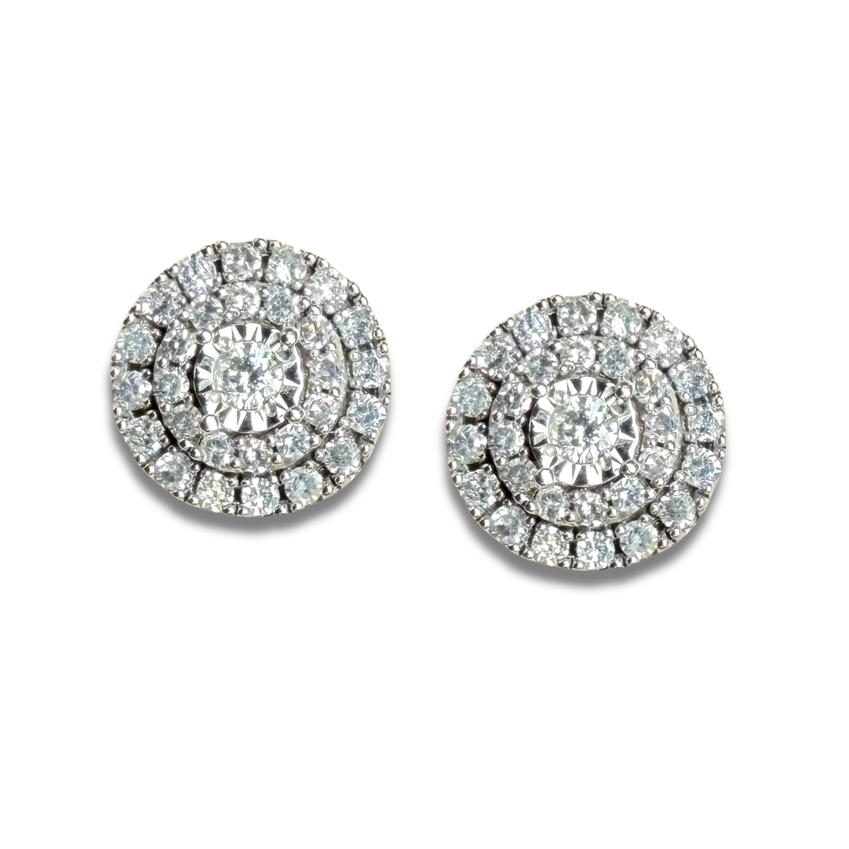 Aretes redondos en oro blanco 10k con doble halo de diamantes 0.25ctw