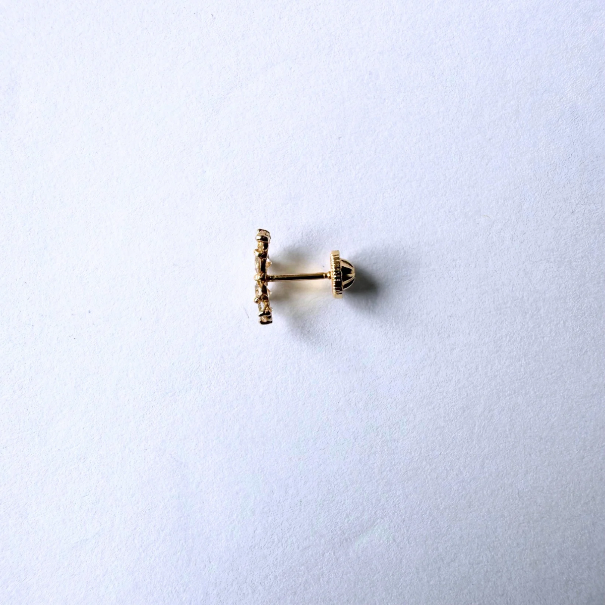 Arete cuatro circones redondos en oro amarillo 14k