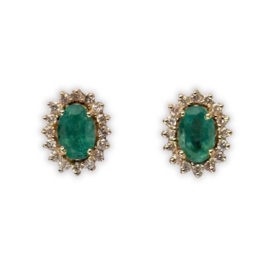 Aretes de oro amarillo 14k con esmeraldas ovaladas 0.75ctw y halo de diamantes 0.25ctw