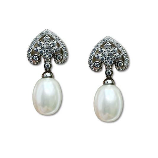 Aretes Bri de plata con baño platino y perla colgante