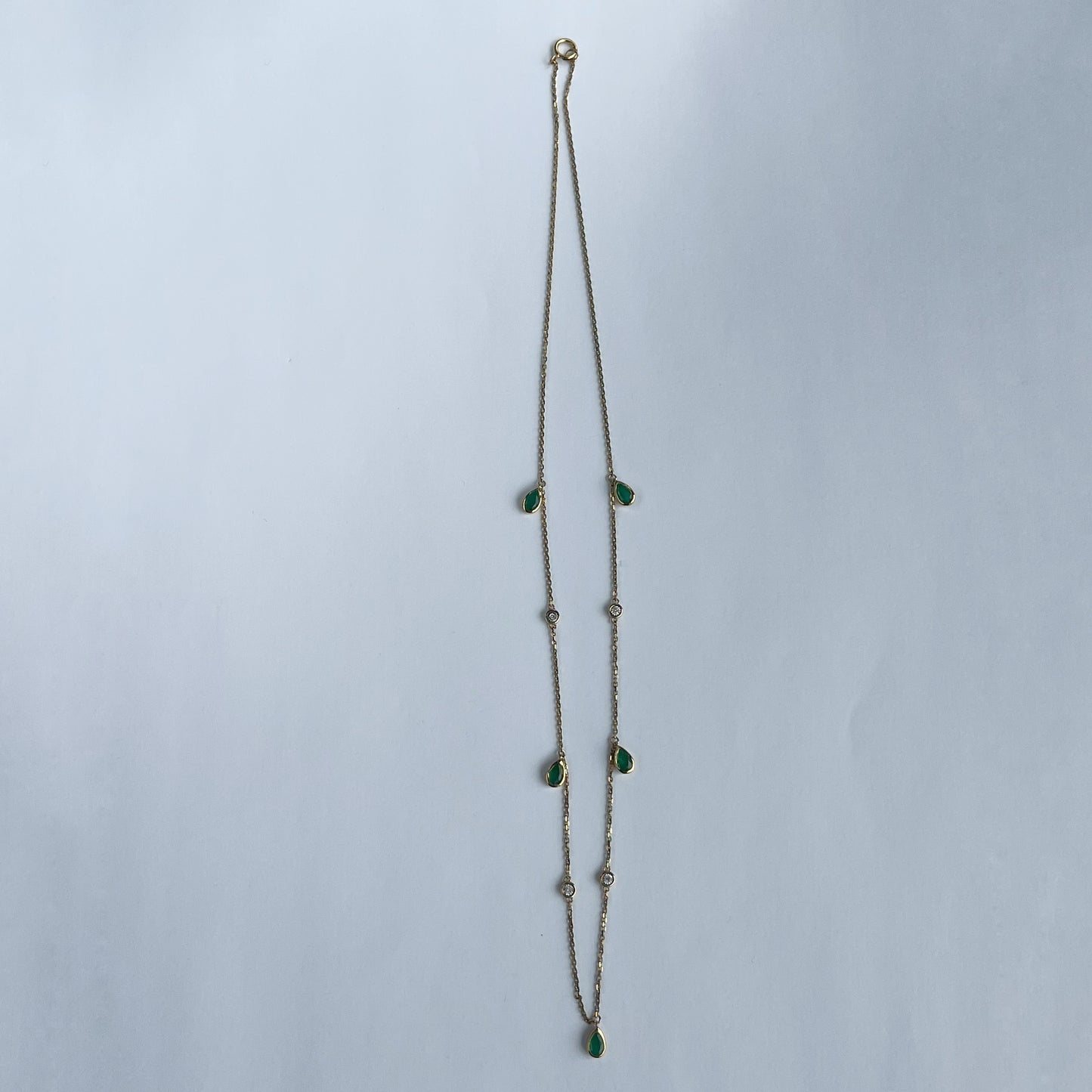 Collar de oro amarillo 10k con peras de esmeraldas colgantes y diamantes 0.02ctw