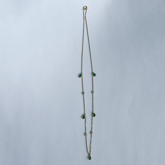 Collar de oro amarillo 10k con peras de esmeraldas colgantes y diamantes 0.02ctw