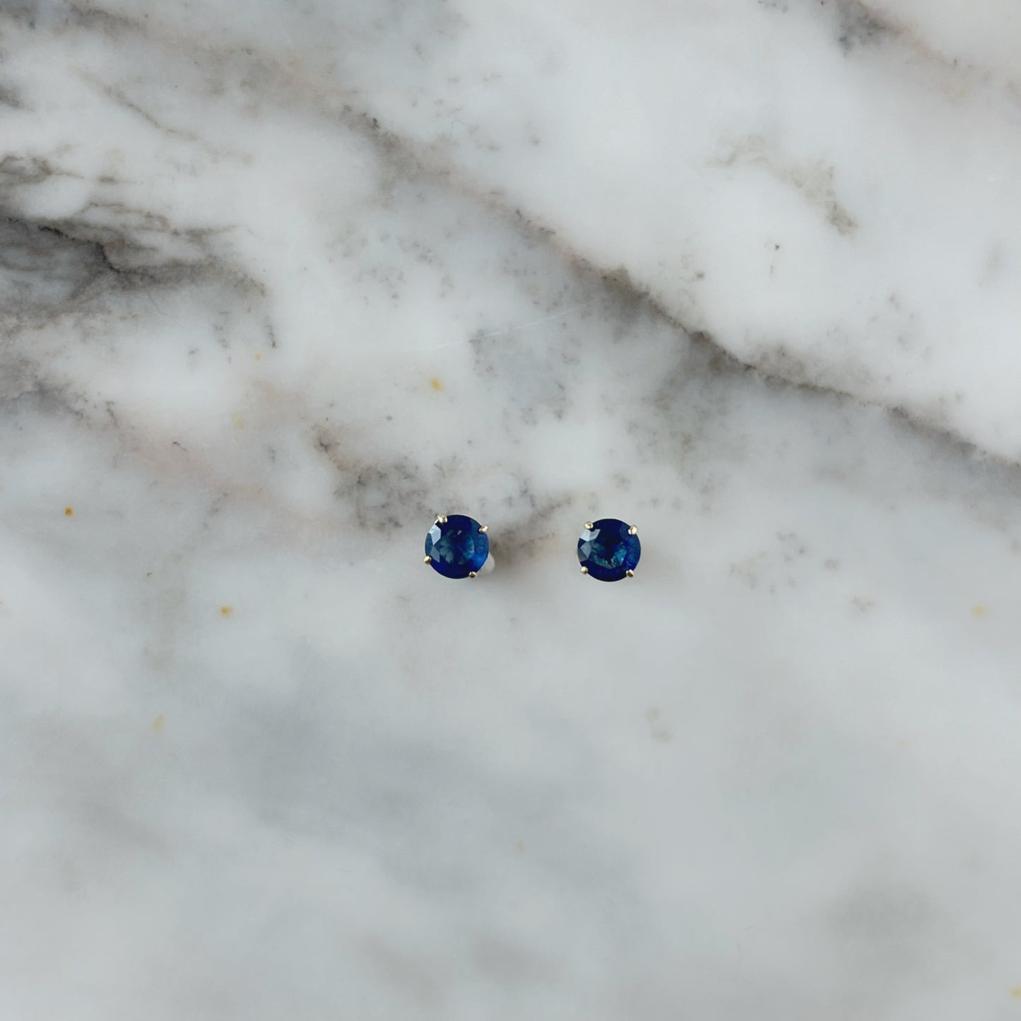 Aretes en oro amarillo 14K con circón azul de 4mm con tope rosca