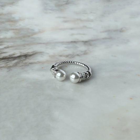 Anillo abierto en plata con baño de platino, perlas de cristal y circonitas
