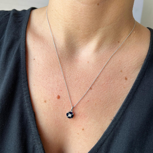 Collar de plata con dije redondo de marquesas de zafiro y diamante central 0.08ct