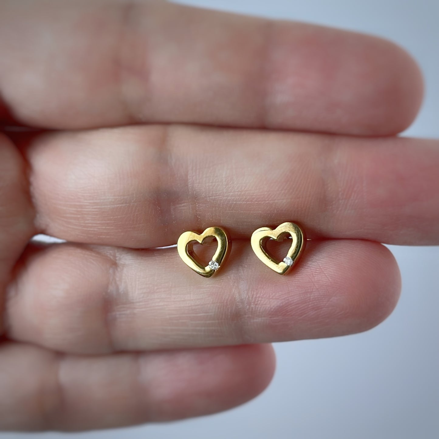 Aretes de plata con baño de oro en forma de corazón con diamante 0.02ctw