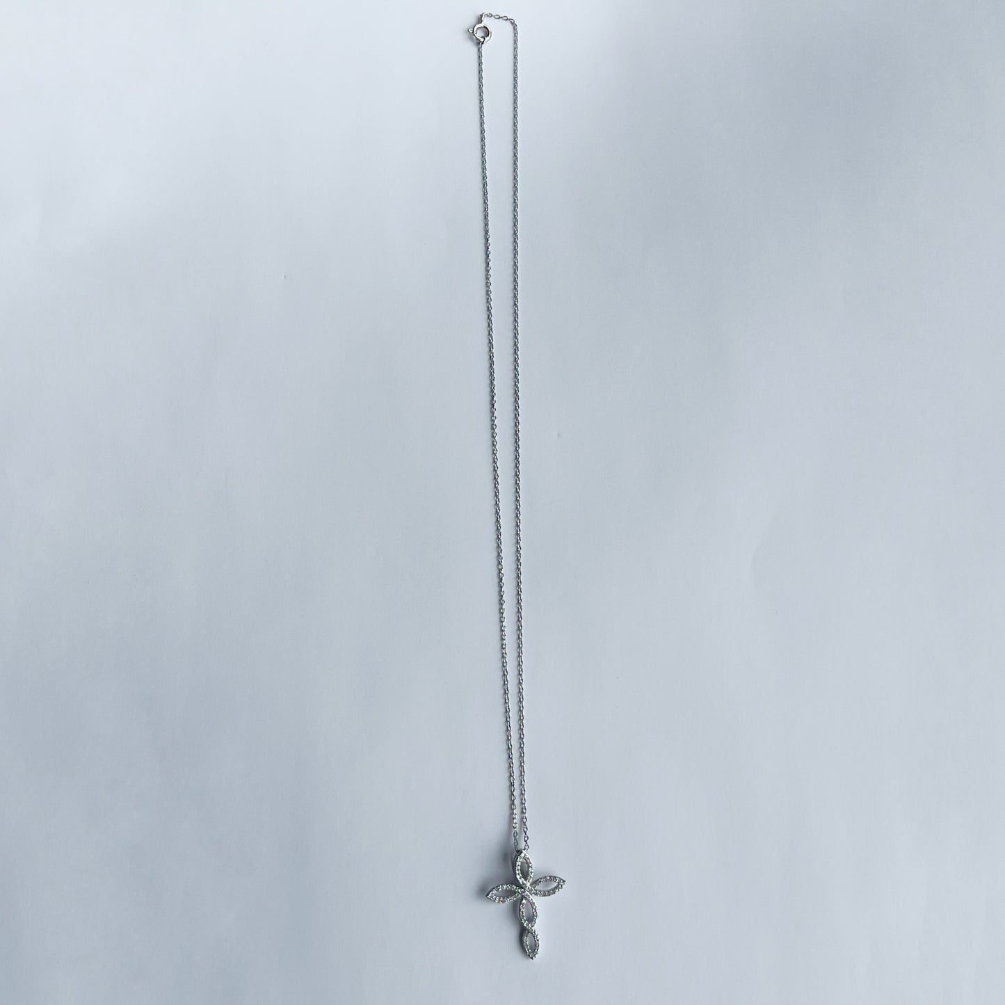 Collar en plata con cruz de curvas y puntas con diamantes de laboratorio 0.25ctw