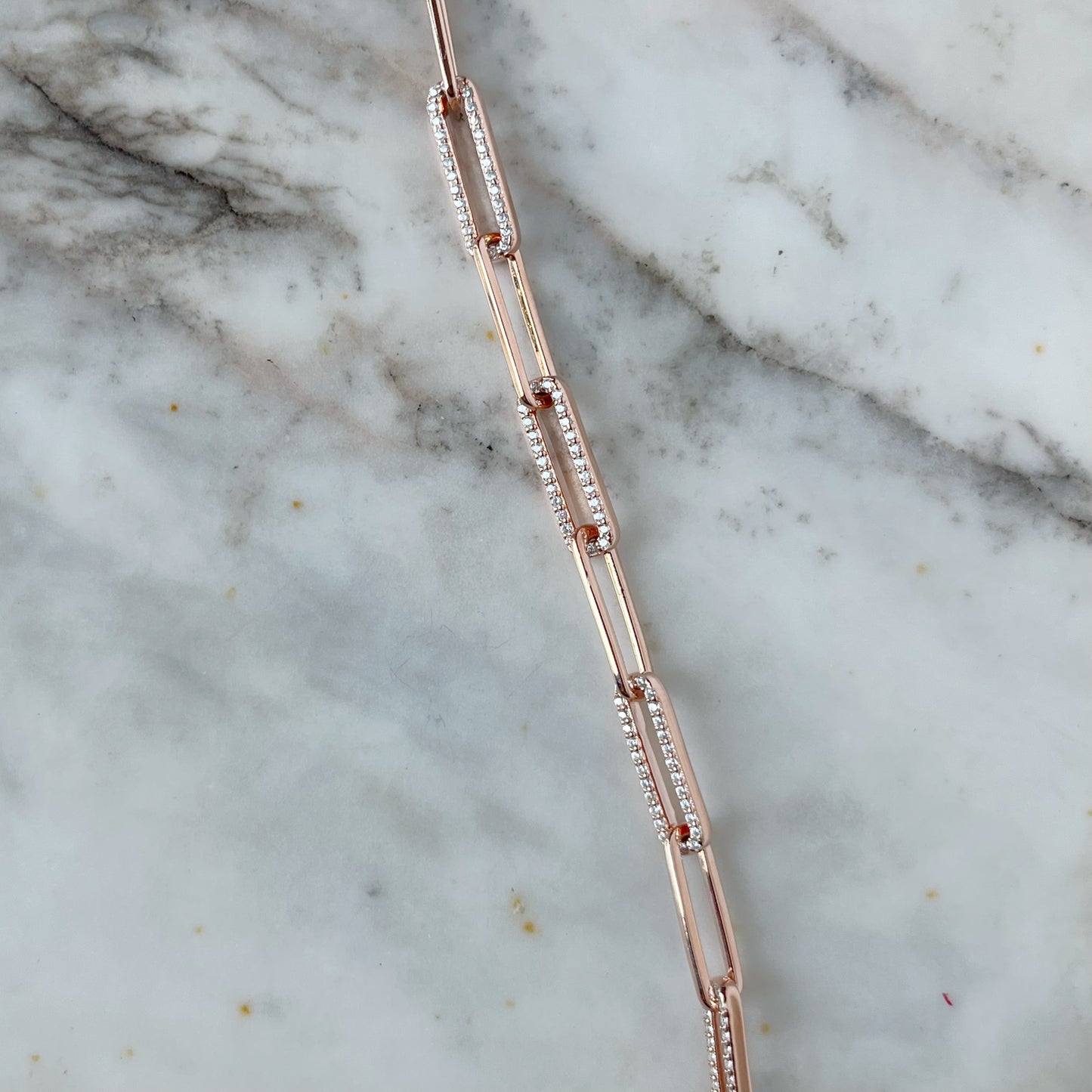 Pulsera de plata Paloma paper clip con circonitas en baño de oro rosa