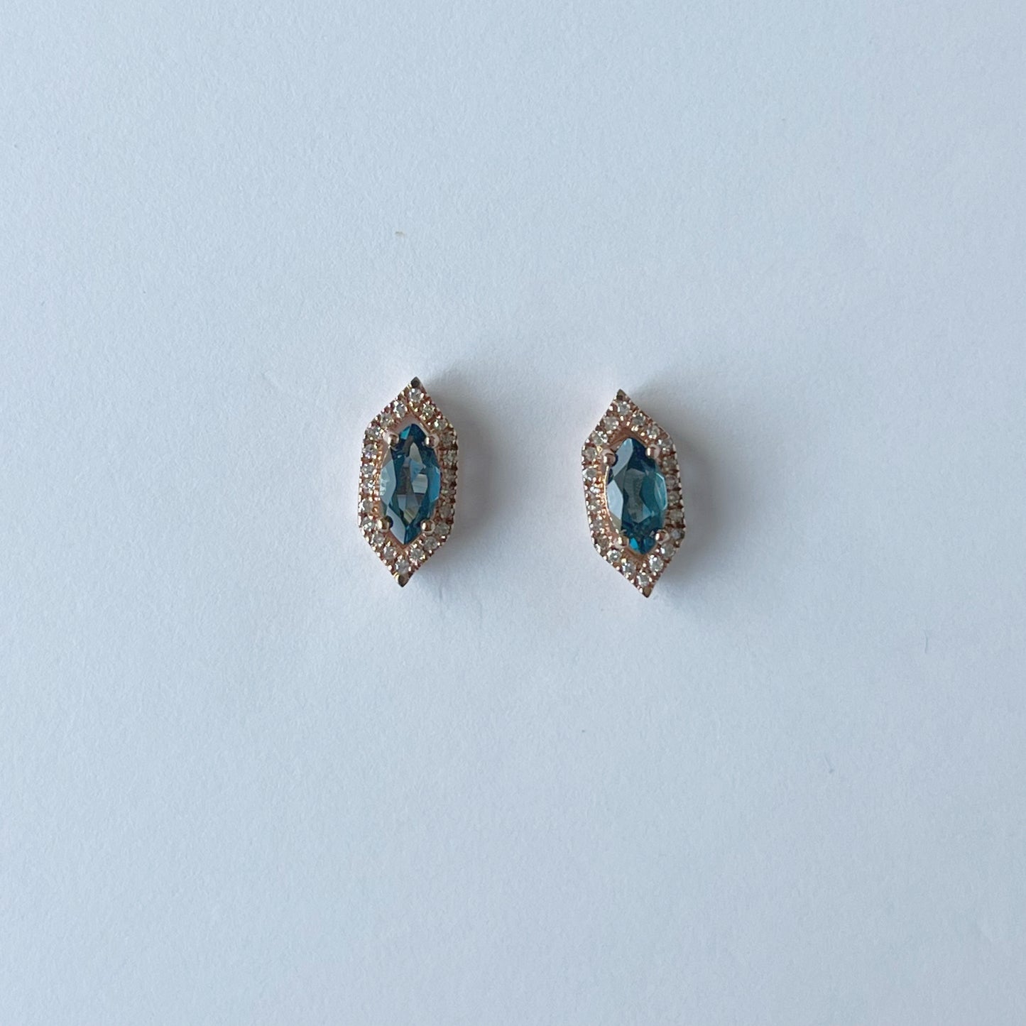 Aretes en oro rosa 10k con marquesa de topacio london blue y halo de diamantes 0.15ct