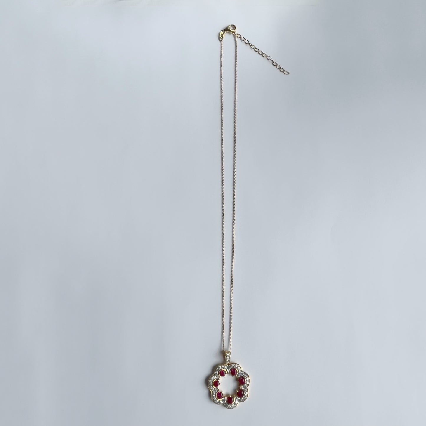 Collar de plata con baño de oro con medallón de rubíes y diamantes de laboratorio 1.35ctw