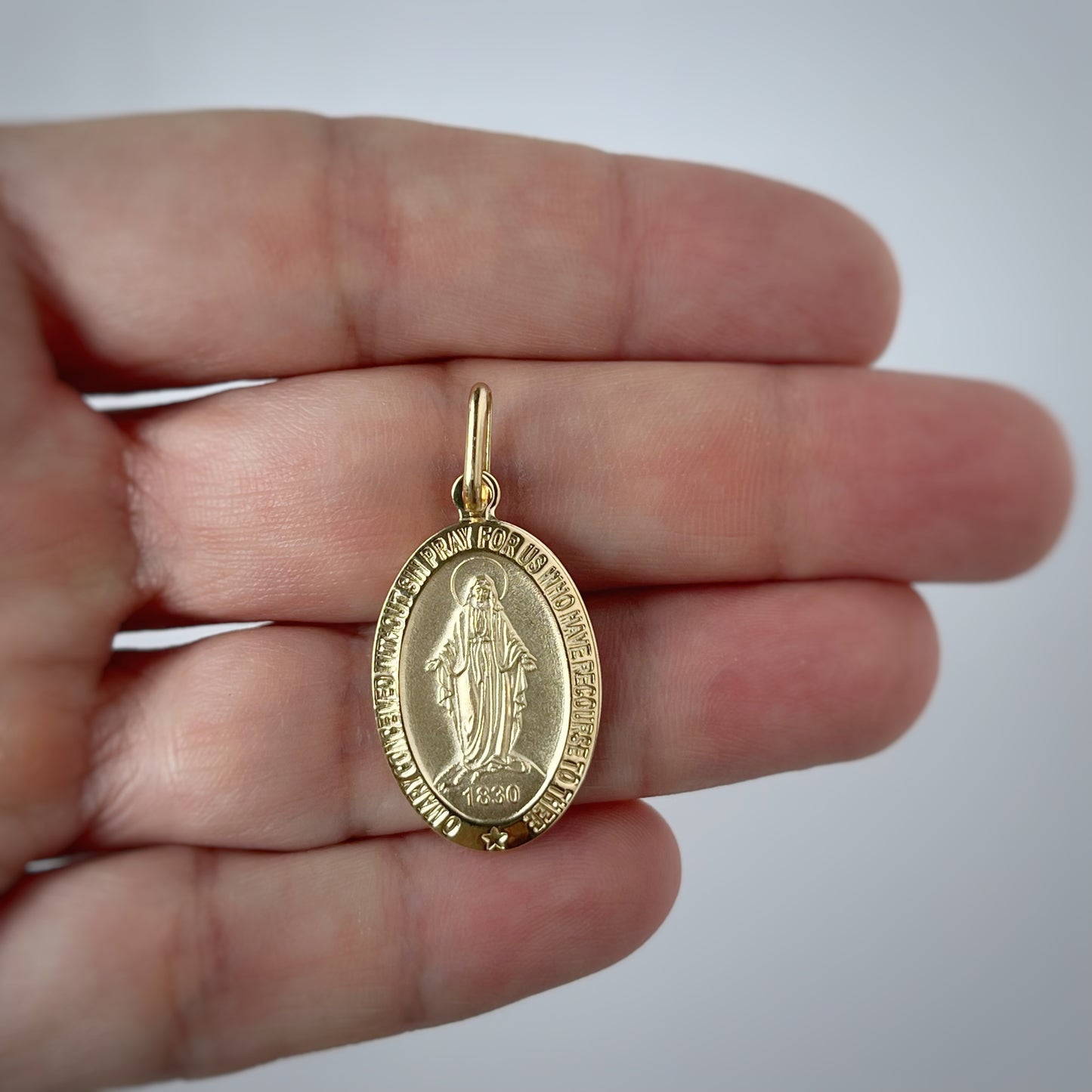 Medalla Virgen Milagrosa en oro amarillo 14k