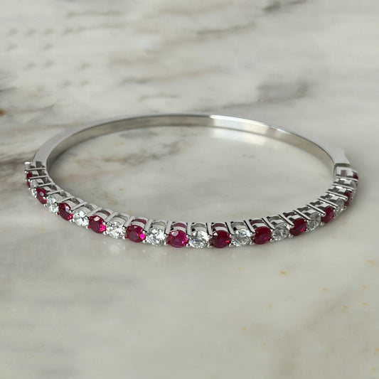 Pulsera dura de plata con baño platino y circonita blancas y rojo rubí