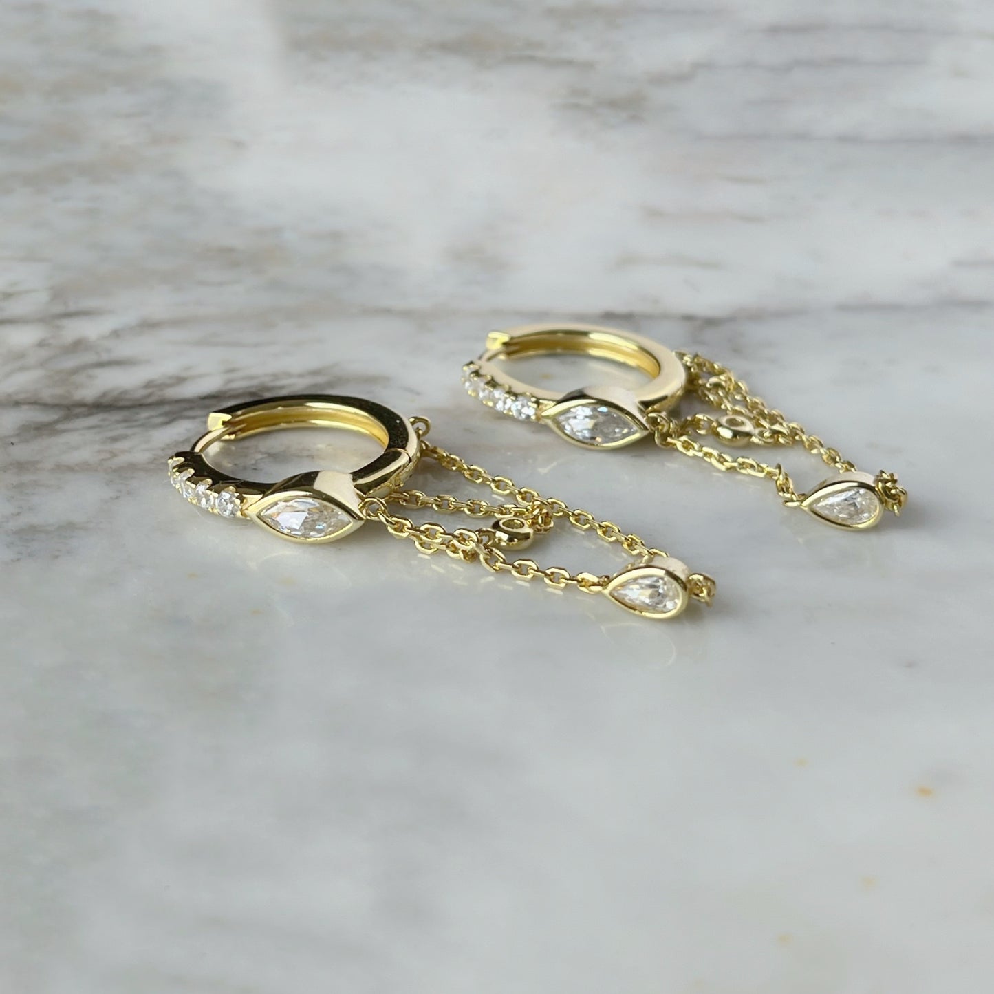 Argollas de plata con baño oro amarillo y circonita blanca con cadena y circonitas colgantes