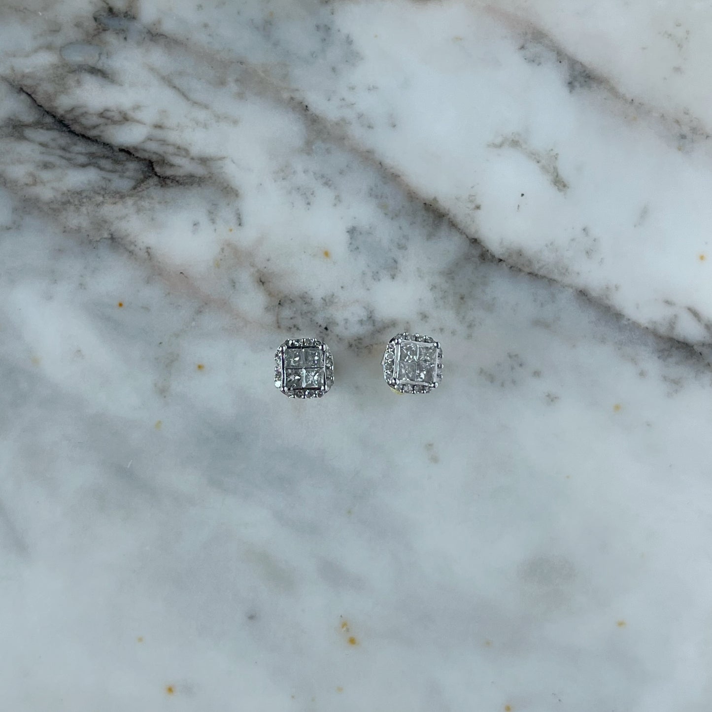 Aretes studs de diamantes corte princesa y halo 0.50ctw en oro blanco de 10K
