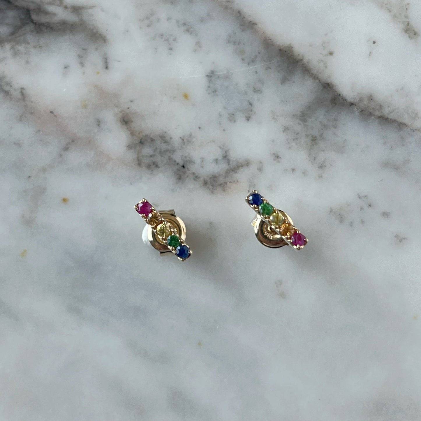 Arete barra de oro 14k con zafiros arcoiris 0.21ctw