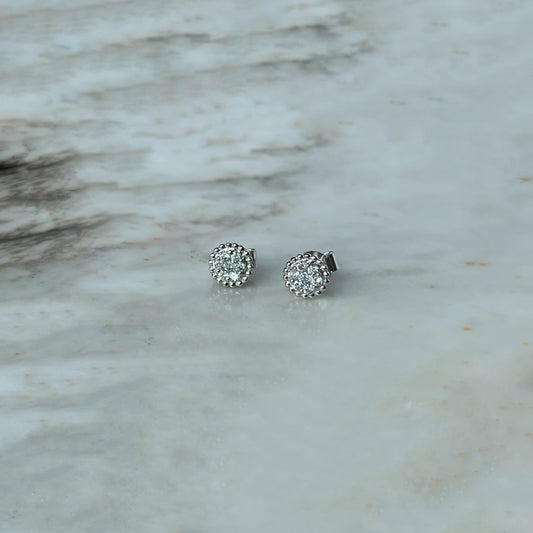 Studs de plata con diamantes de laboratorio 0.25ctw y borde de bolitas