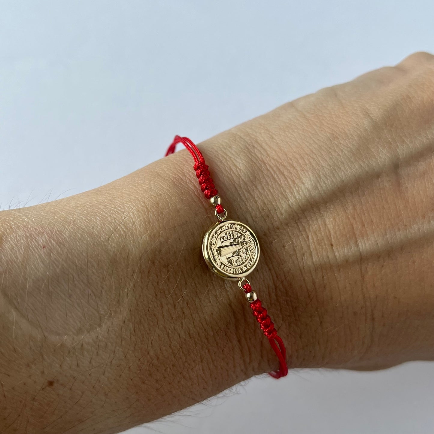 Pulsera de San benito mediana en oro amarillo de 14K con cordón rojo