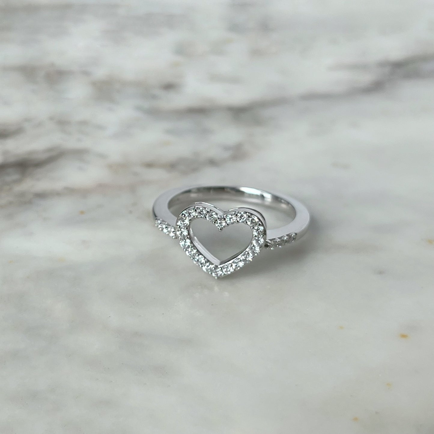 Anillo en plata con corazón delineado de diamantes de laboratorio 0.25ctw