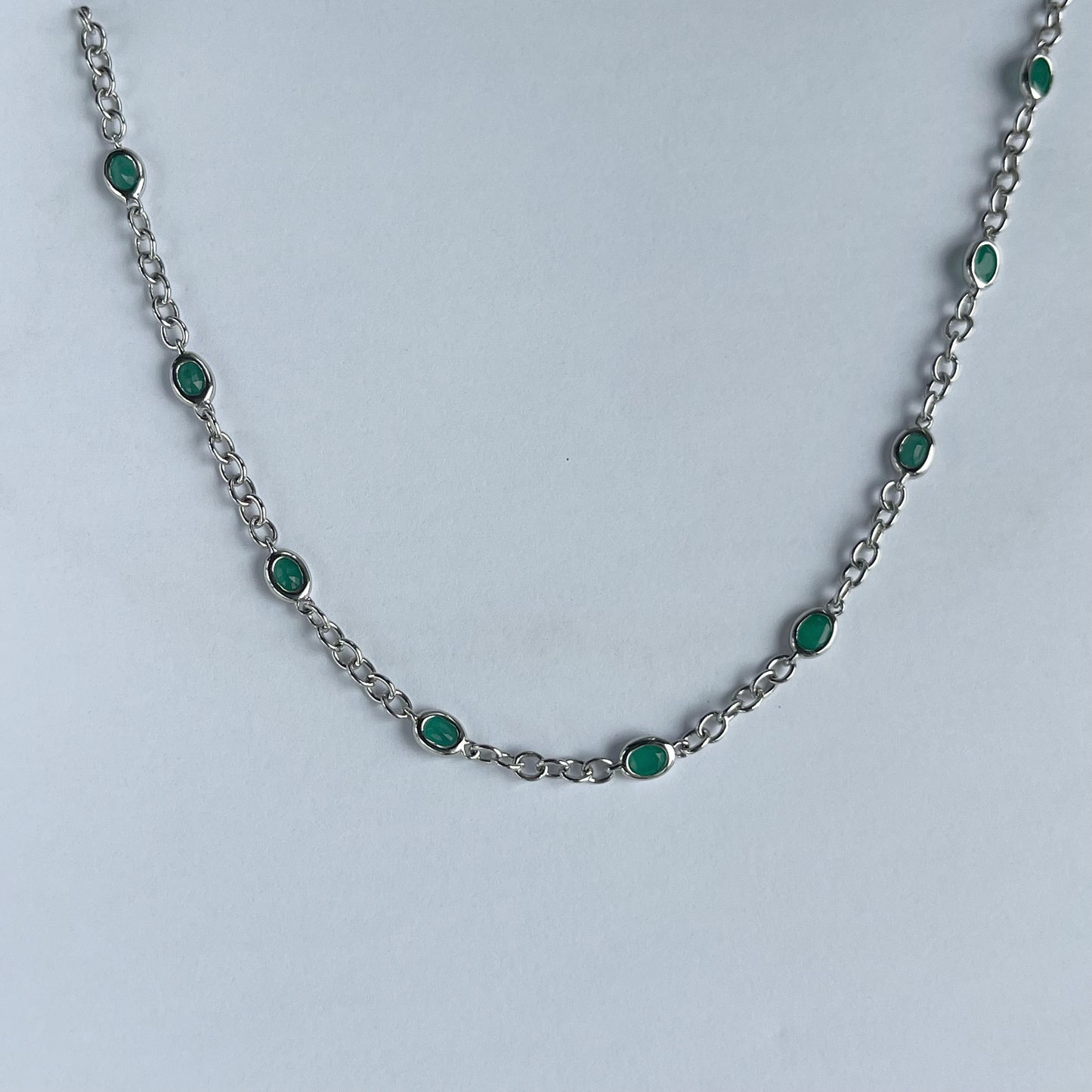 Collar de plata con esmeraldas ovaladas biseladas