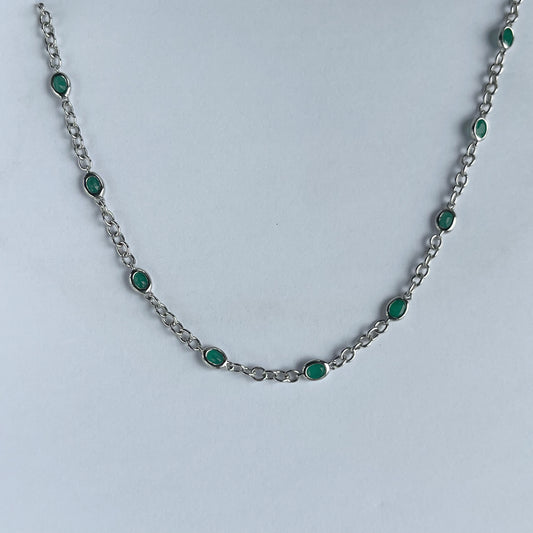 Collar de plata con esmeraldas ovaladas biseladas