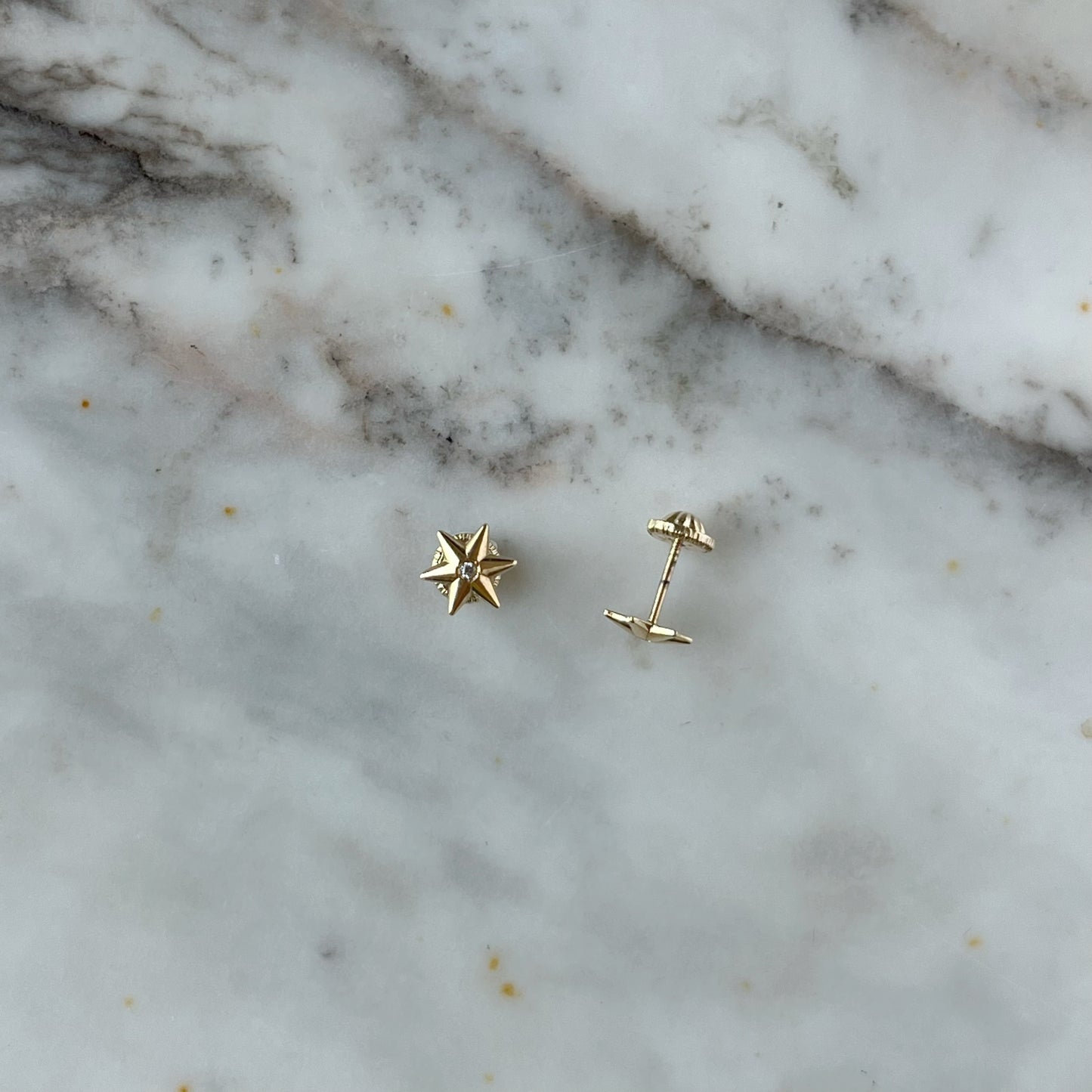 Aretes en oro amarillo 14K con estrella de 6 puntas y circón blanco en el centro con tope rosca