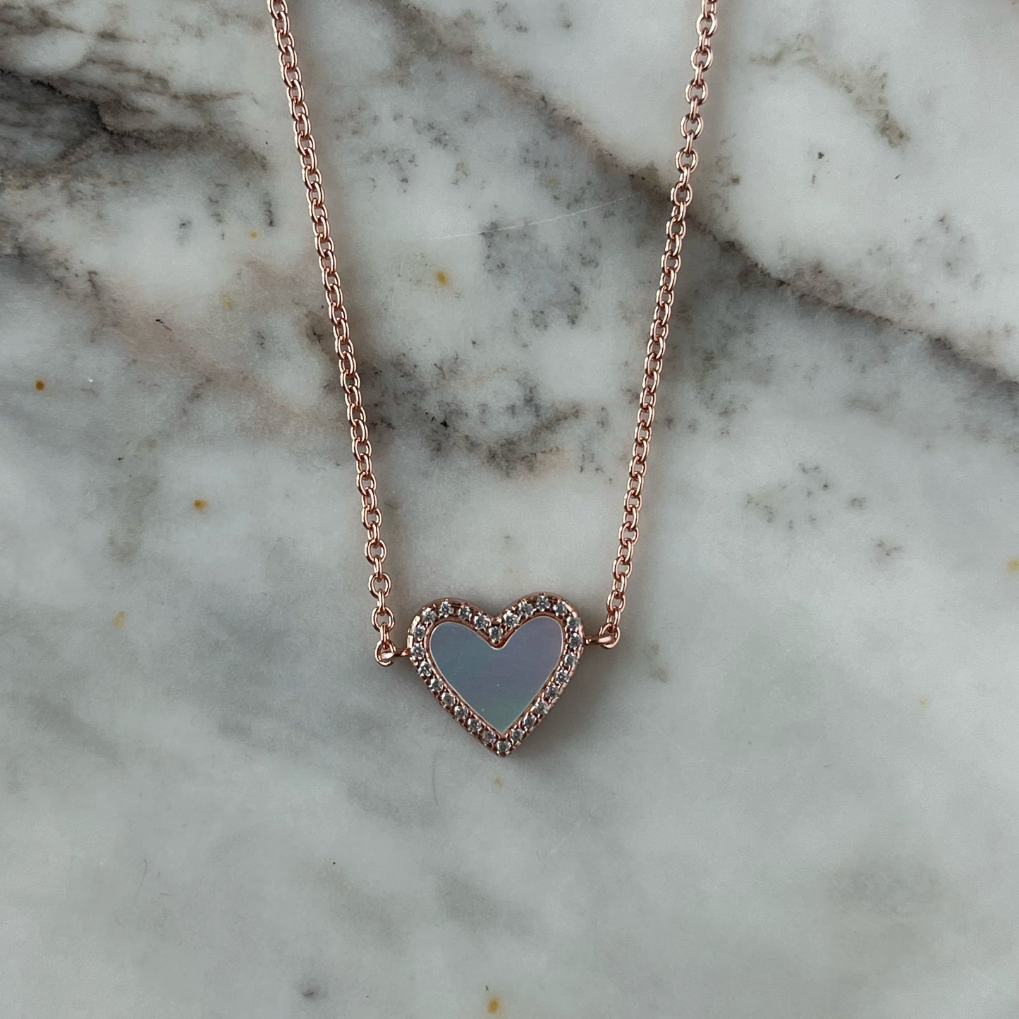 Collar de corazón de madre perla blanca con circonitas en plata con baño de oro rosa