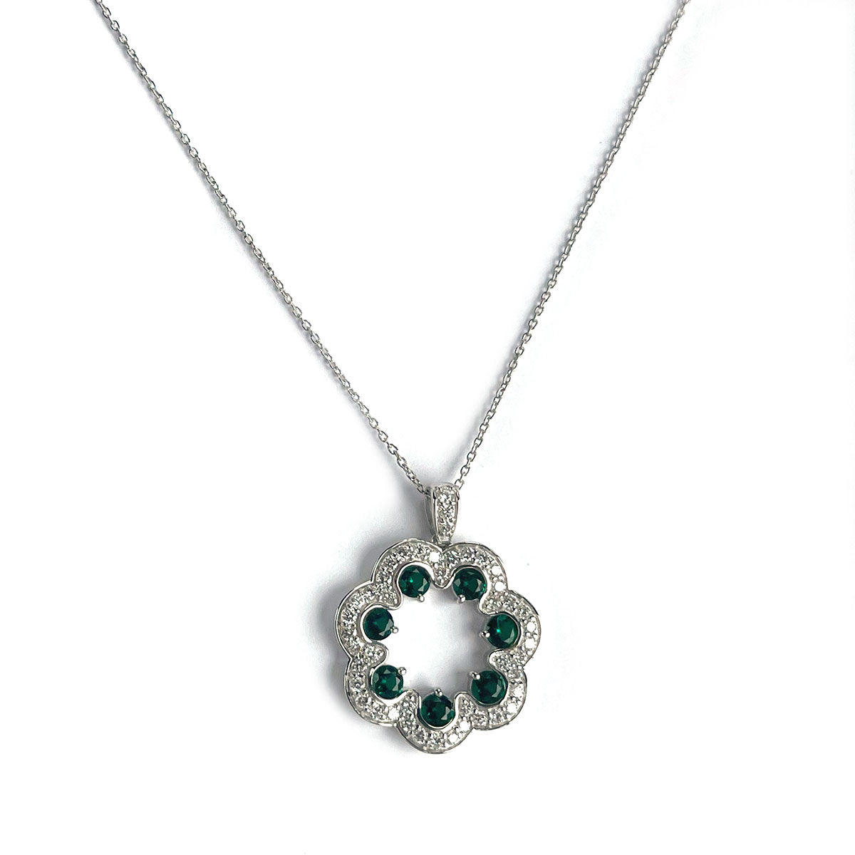 Collar de plata con medallón de esmeraldas y diamantes de laboratorio 1.35ctw