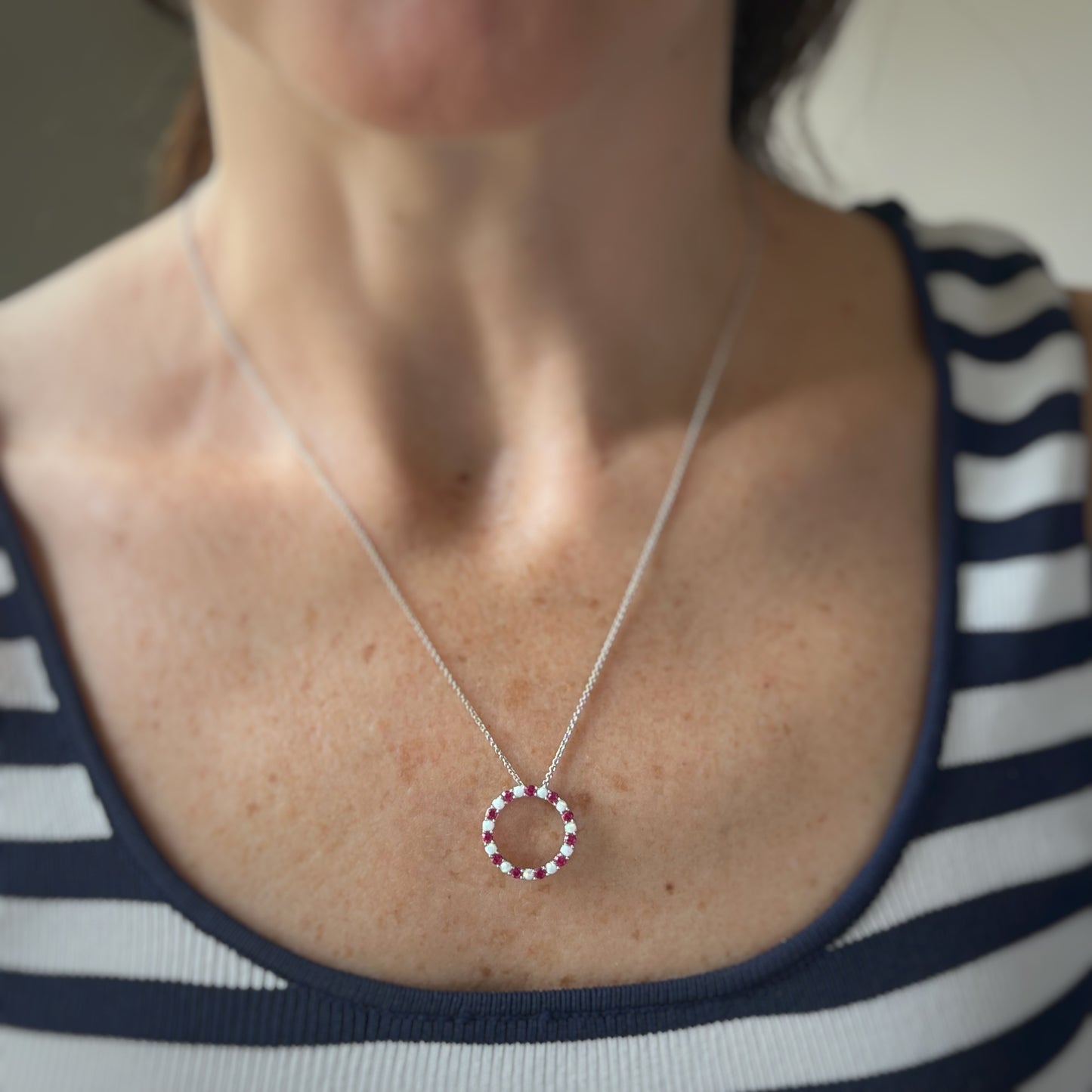 Collar de plata con ópalos y rubíes de laboratorio