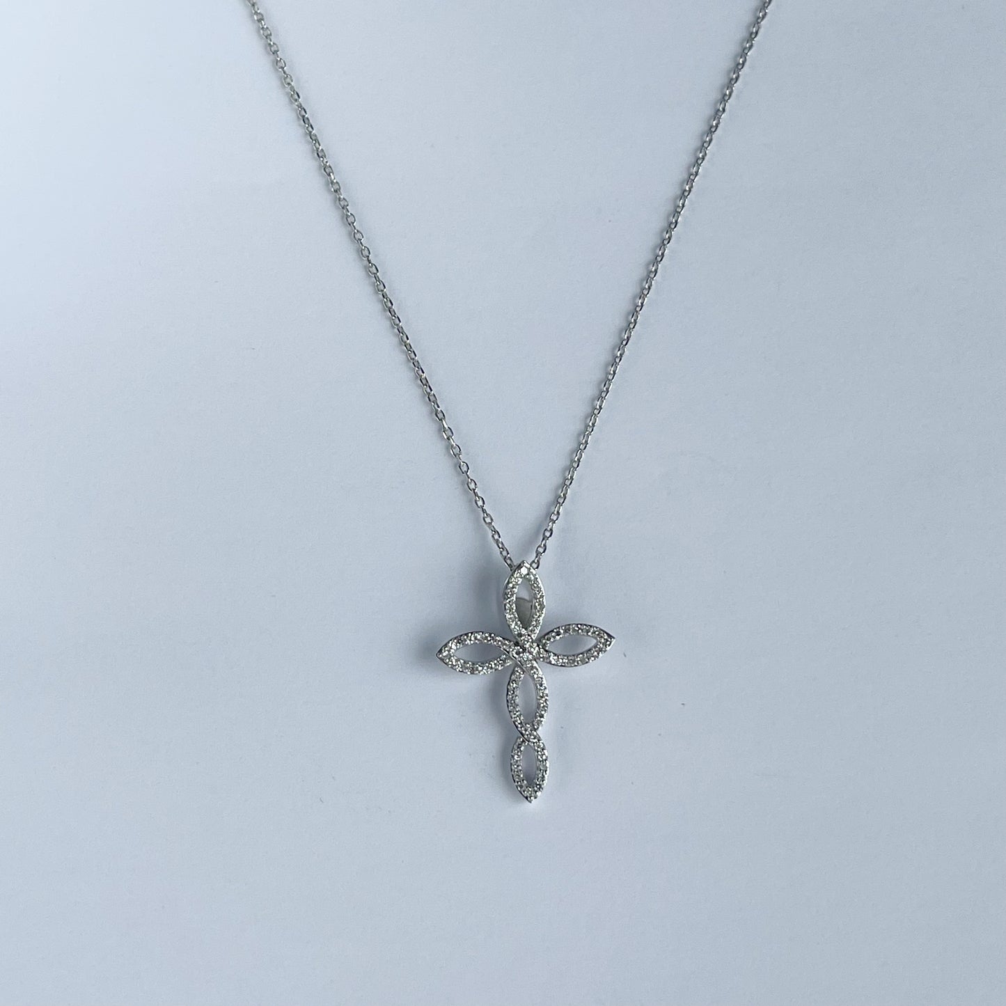 Collar en plata con cruz de curvas y puntas con diamantes de laboratorio 0.25ctw