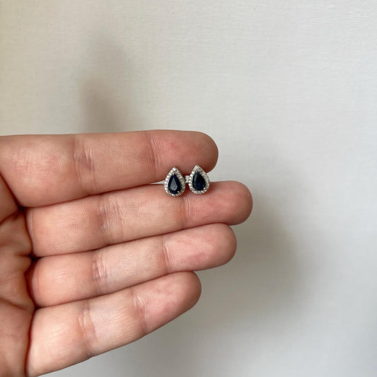 Aretes en oro blanco 10k con zafiro corte pera y halo de diamantes 0.12ctw