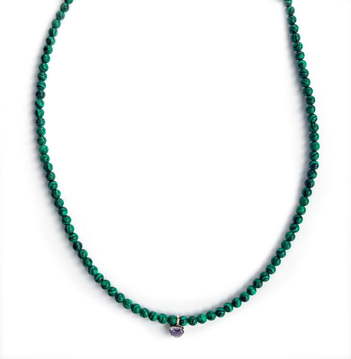 Collar con dije en oro amarillo 14k de zafiro lila con malaquitas y broche y cadena en goldfill